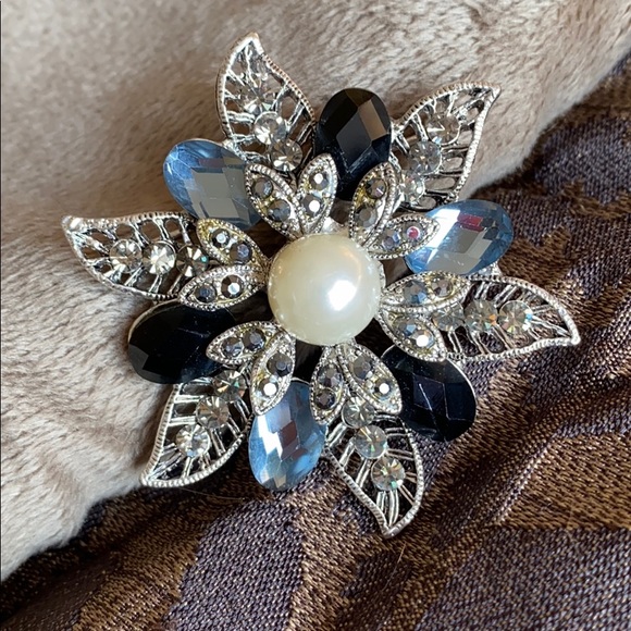 Flower Pin - Picture 4 of 4